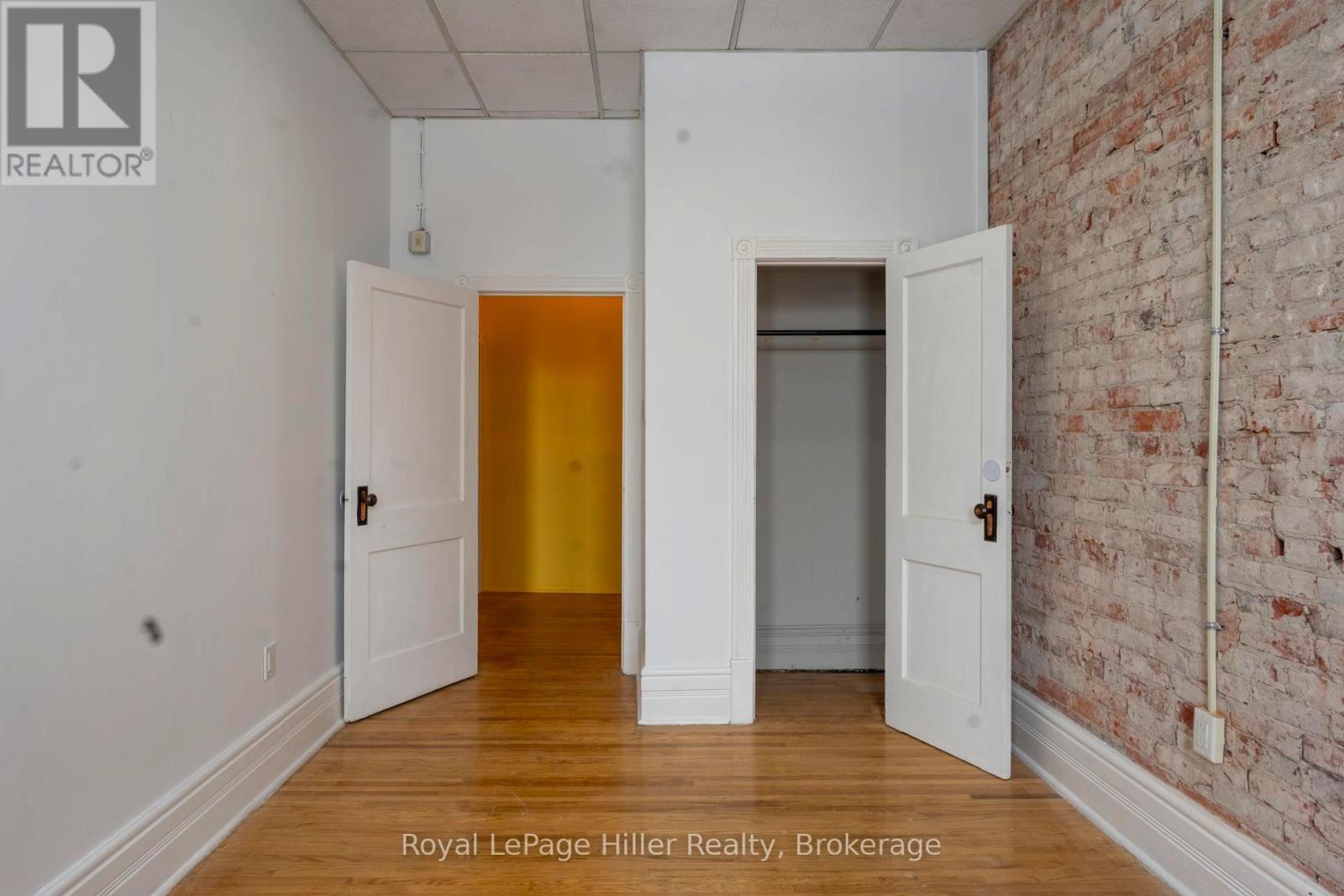 












21 MARKET PLACE

,
Stratford,




Ontario
N5A1A4

