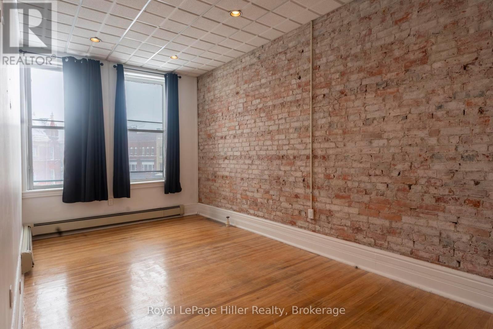 












21 MARKET PLACE

,
Stratford,




Ontario
N5A1A4


