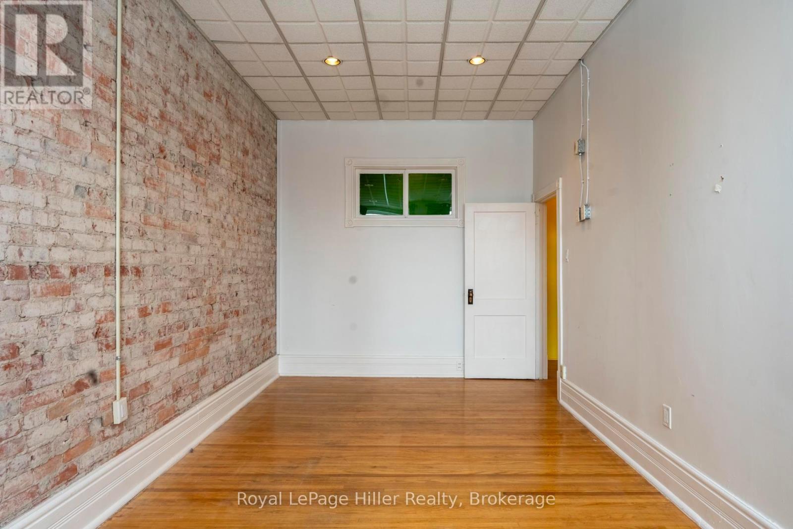 












21 MARKET PLACE

,
Stratford,




Ontario
N5A1A4

