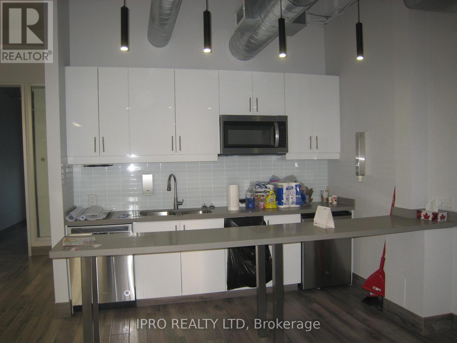 












6 - 217 SPEERS ROAD

,
Oakville,




Ontario
L6K0J3

