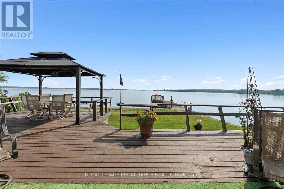












32 PEATS POINT LANE

,
Prince Edward County (Ameliasburgh),




Ontario
K8N4Z7

