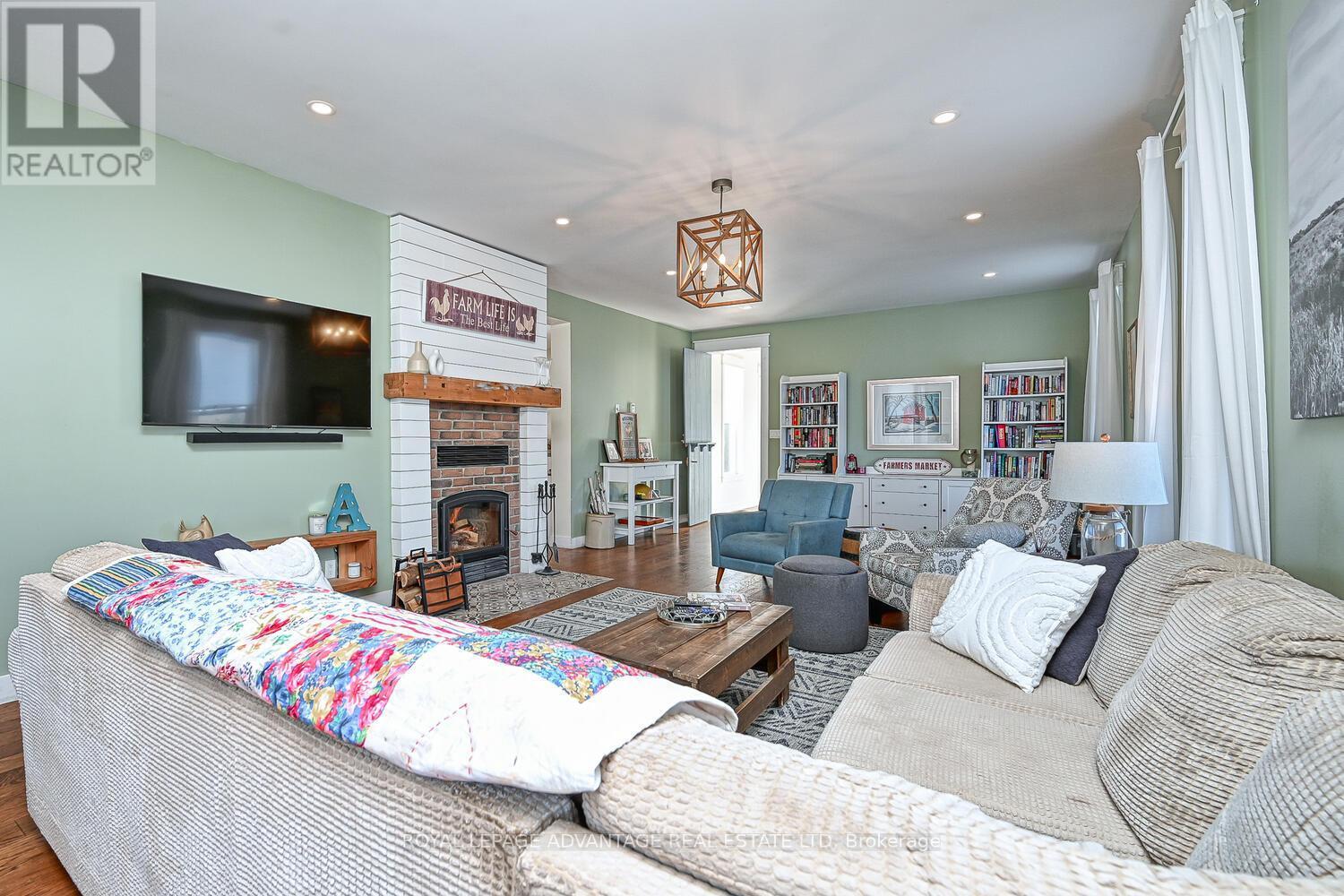 












455 CHURCHILL ROAD

,
Drummond/North Elmsley,




Ontario
K7A4S4

