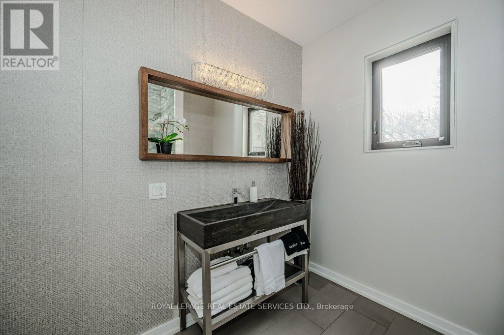 












868 DANFORTH PLACE

,
Burlington,




Ontario
L7T1S2

