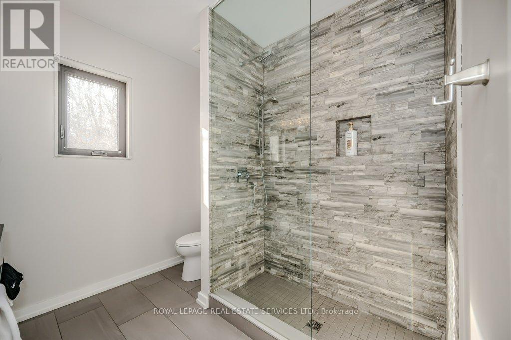 












868 DANFORTH PLACE

,
Burlington,




Ontario
L7T1S2

