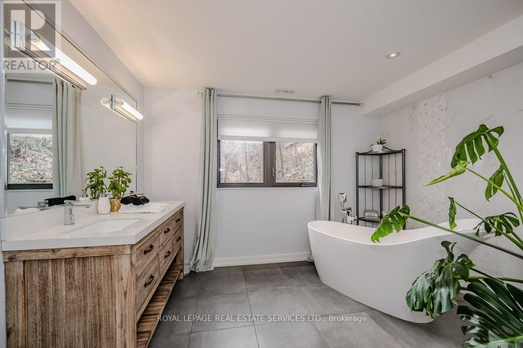 












868 DANFORTH PLACE

,
Burlington,




Ontario
L7T1S2

