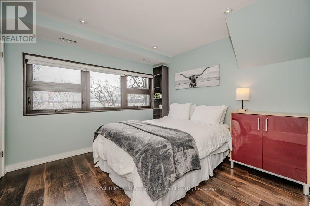 












868 DANFORTH PLACE

,
Burlington,




Ontario
L7T1S2

