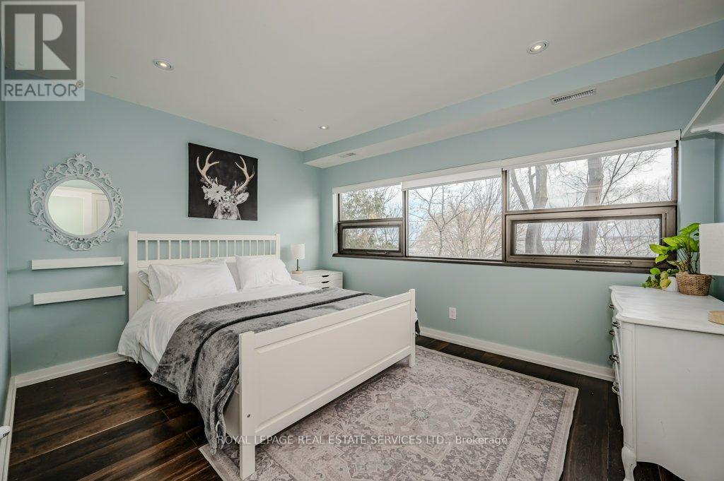 












868 DANFORTH PLACE

,
Burlington,




Ontario
L7T1S2

