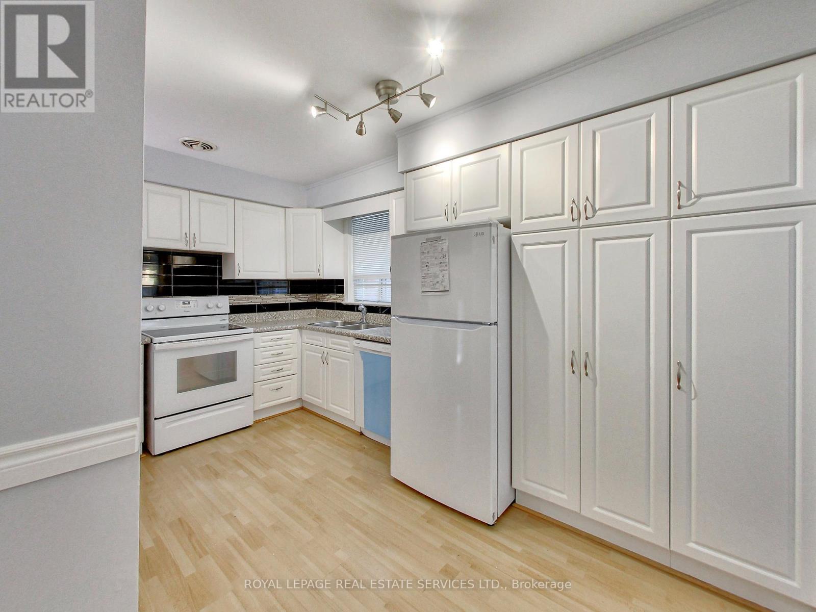 












606 BYNGMOUNT AVENUE

,
Mississauga,




Ontario
L5G1R1

