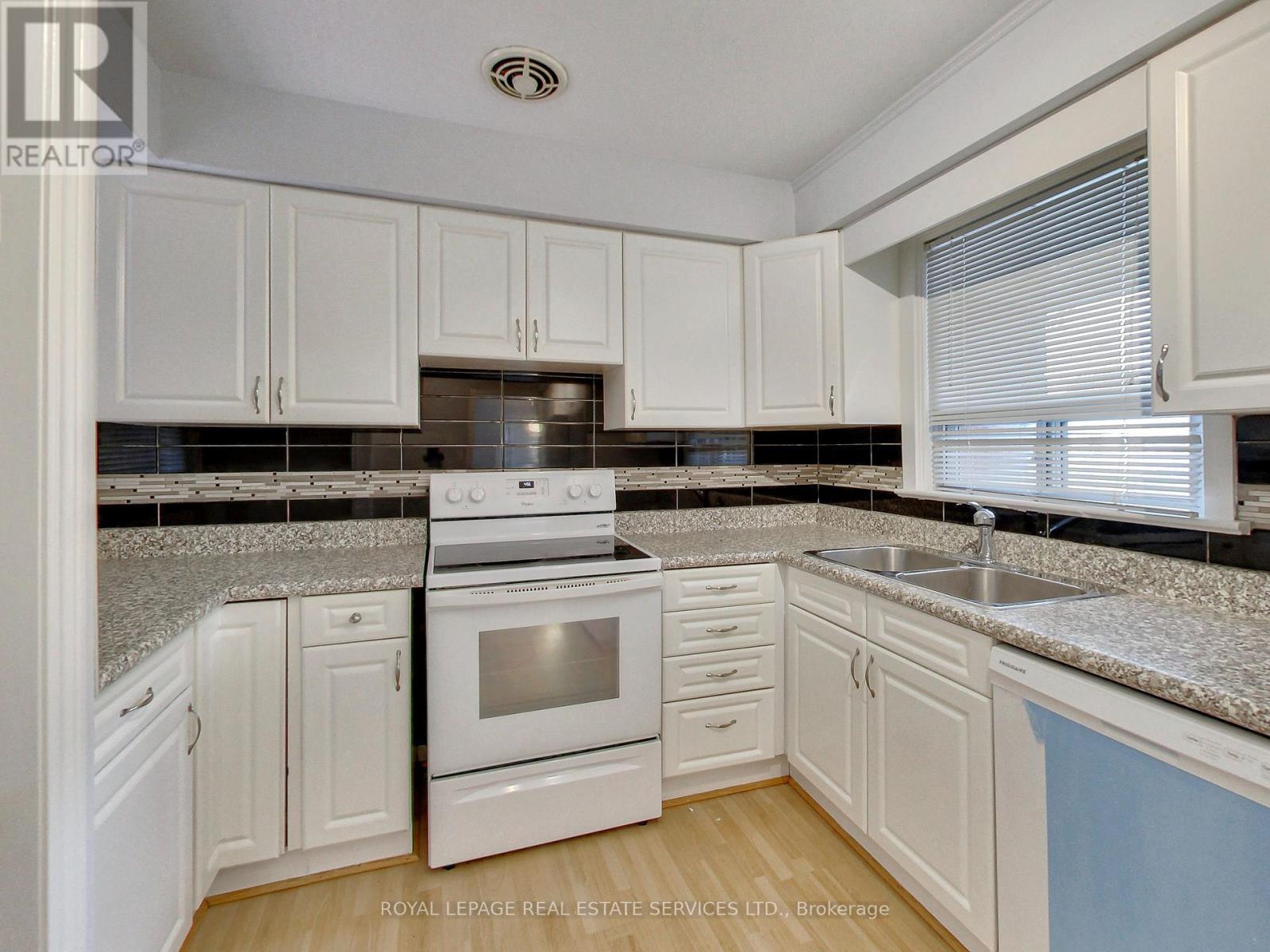 












606 BYNGMOUNT AVENUE

,
Mississauga,




Ontario
L5G1R1

