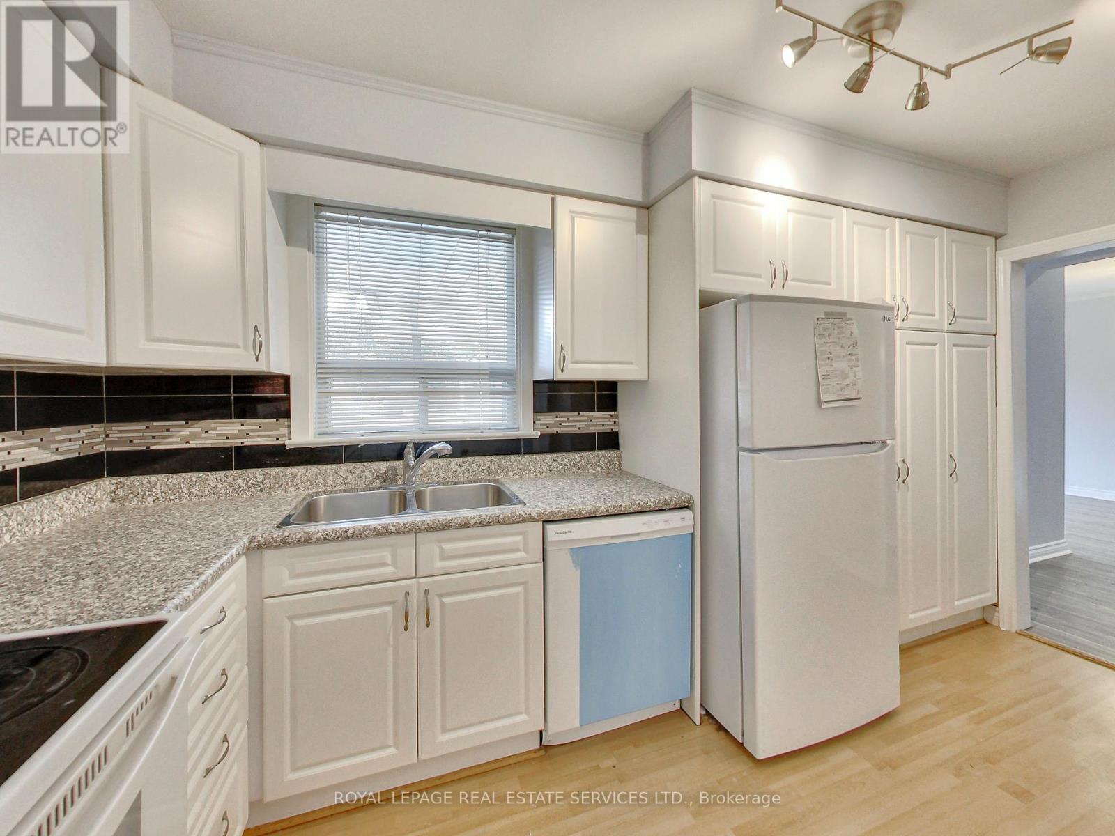 












606 BYNGMOUNT AVENUE

,
Mississauga,




Ontario
L5G1R1

