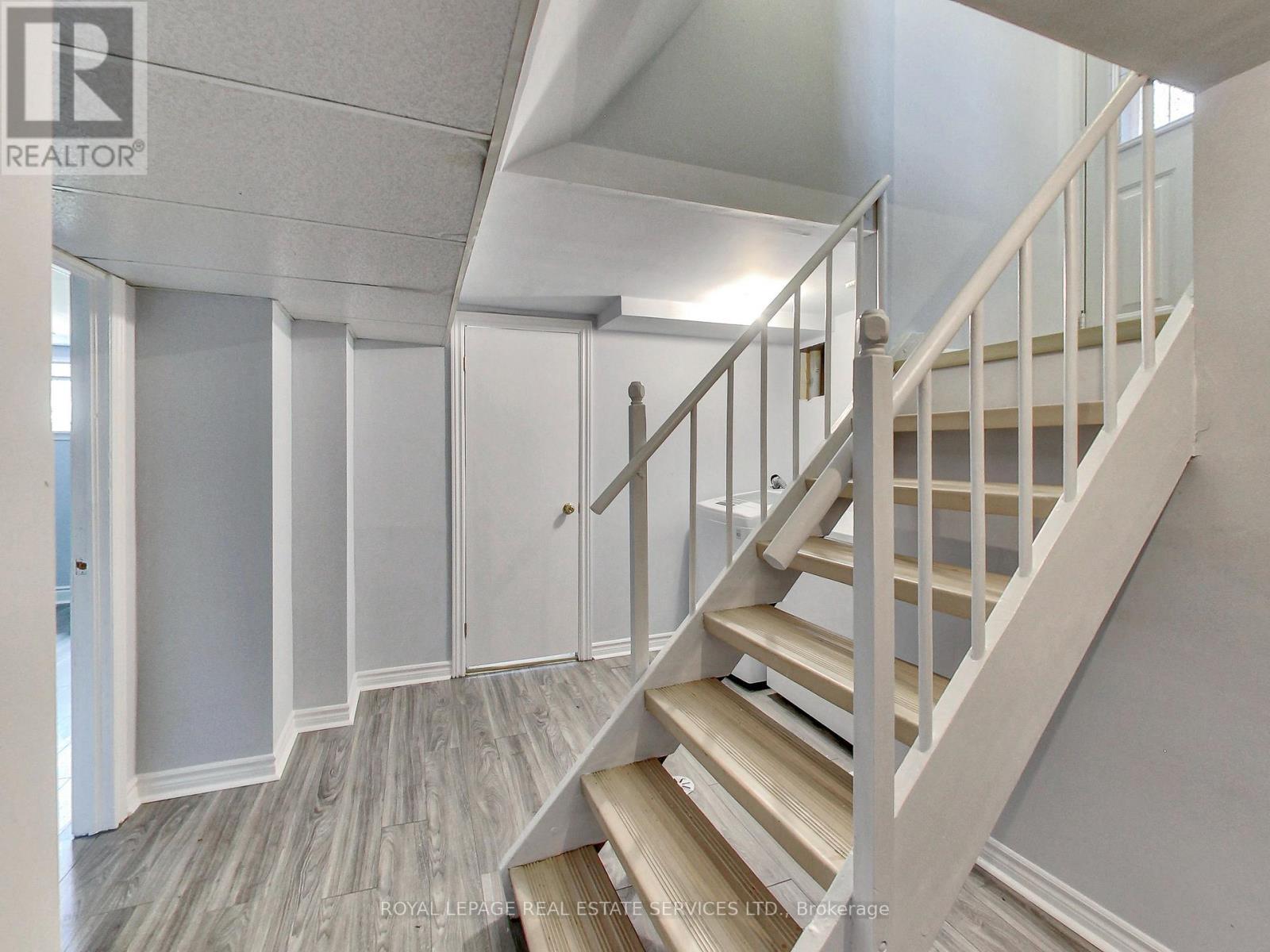 












606 BYNGMOUNT AVENUE

,
Mississauga,




Ontario
L5G1R1

