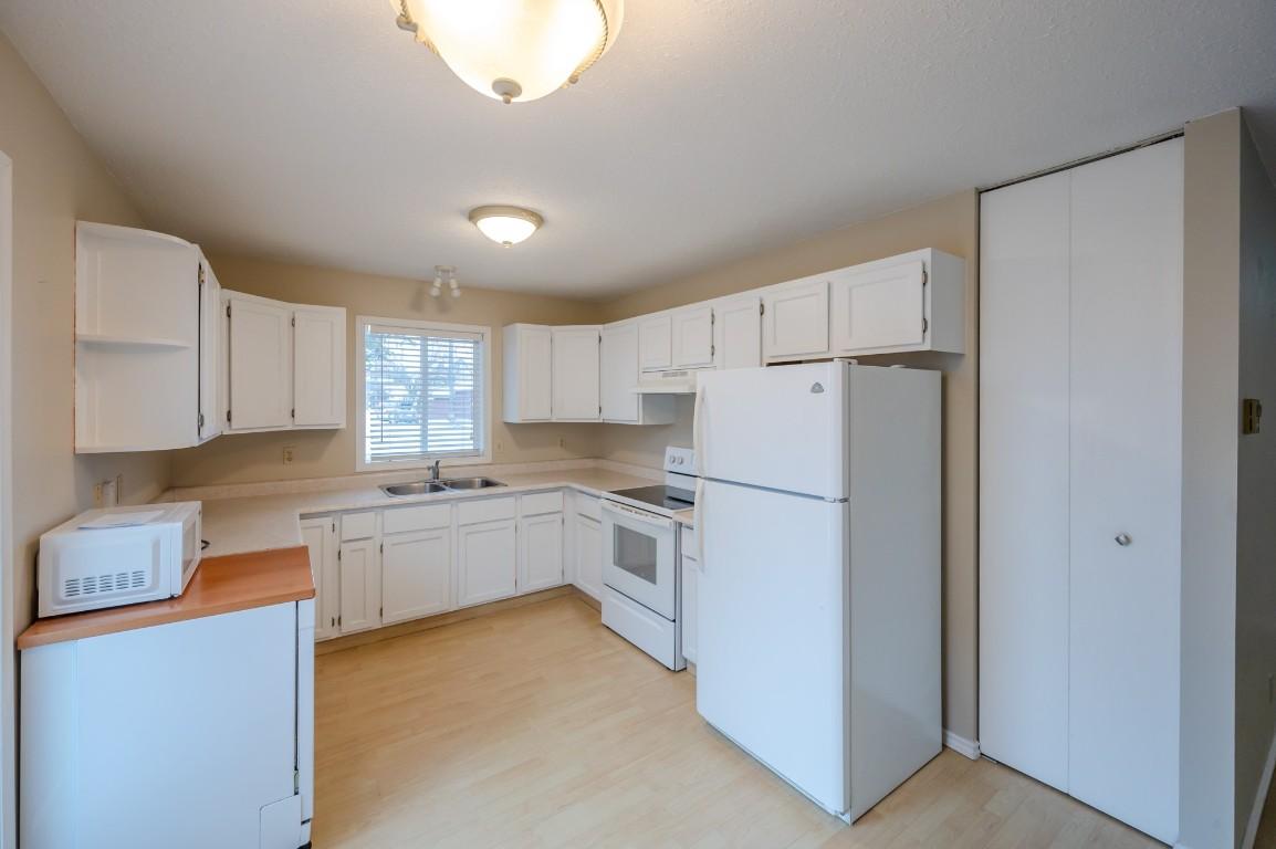 









601


Wade

Avenue, 101,
Penticton,




BC
V2A 1V6

