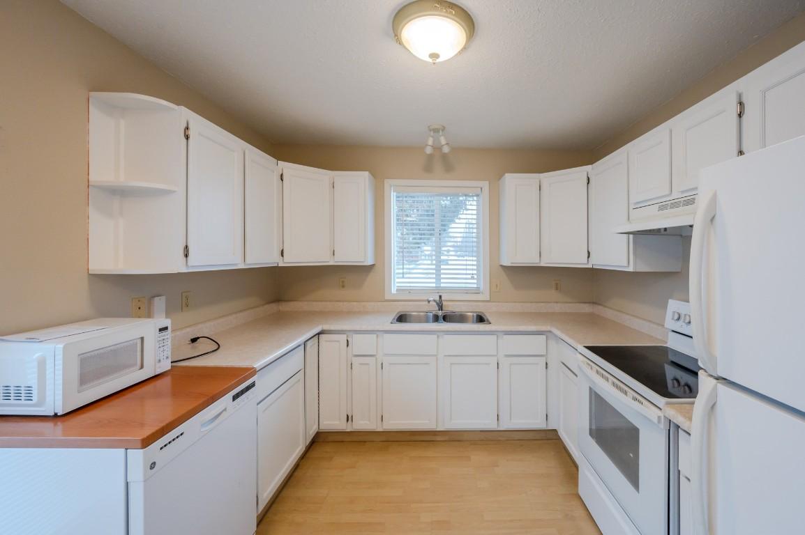 









601


Wade

Avenue, 101,
Penticton,




BC
V2A 1V6

