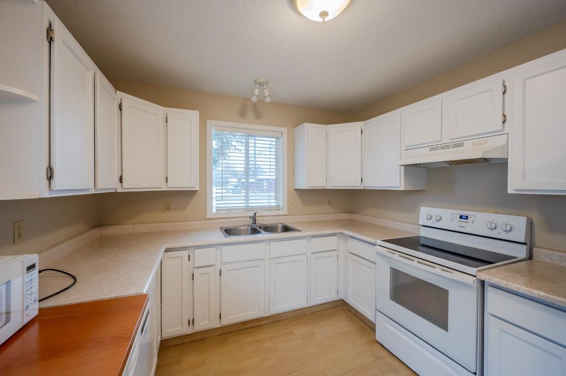 









601


Wade

Avenue, 101,
Penticton,




BC
V2A 1V6

