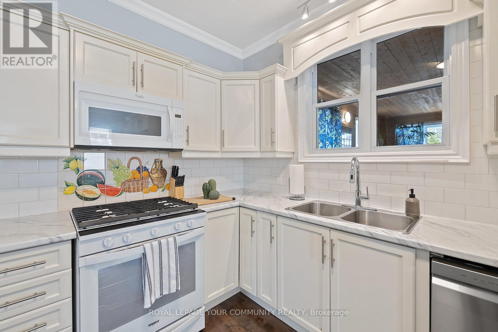 












870 BEACH BOULEVARD

,
Hamilton,




Ontario
L8H6Z4

