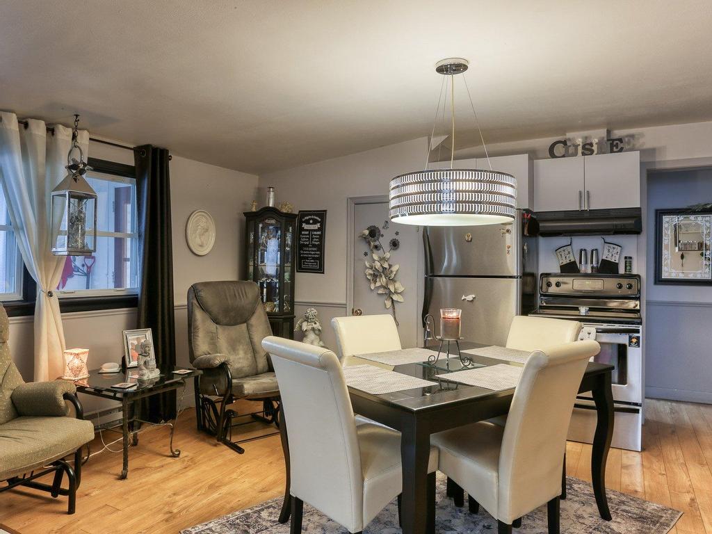 









2743

 - 2745


Av. de la Montagne

,
Shawinigan,




QC
G9N6K4

