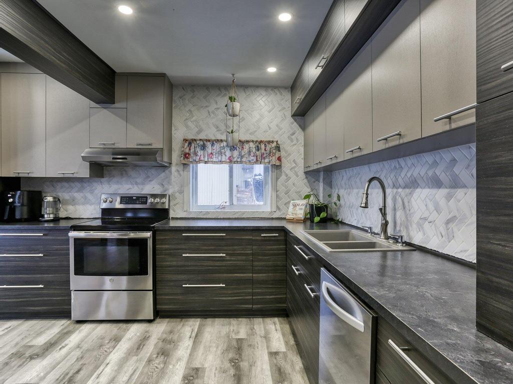 









2743

 - 2745


Av. de la Montagne

,
Shawinigan,




QC
G9N6K4

