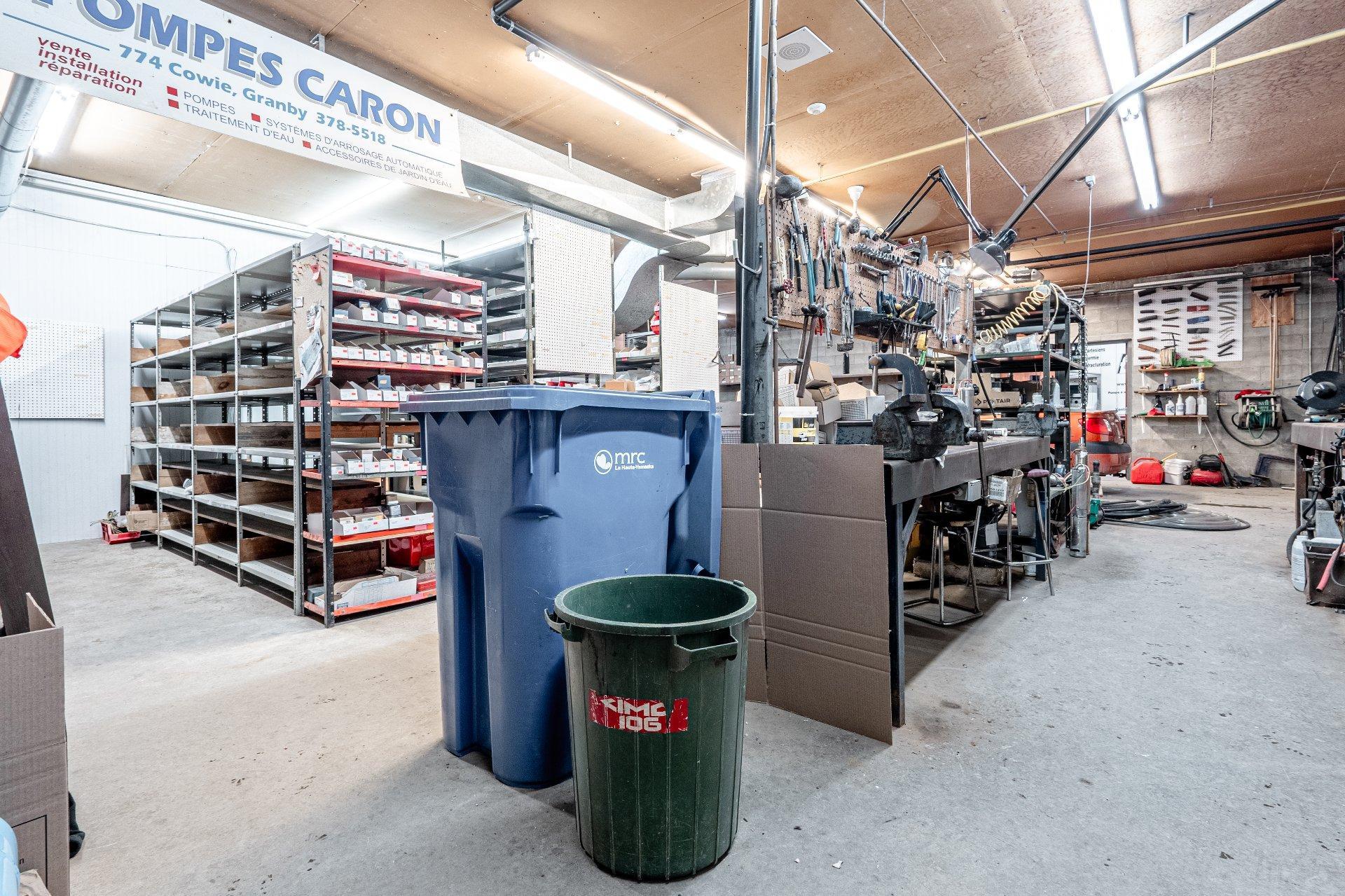 









774


Rue Cowie

,
Granby,




QC
J2G3Y1

