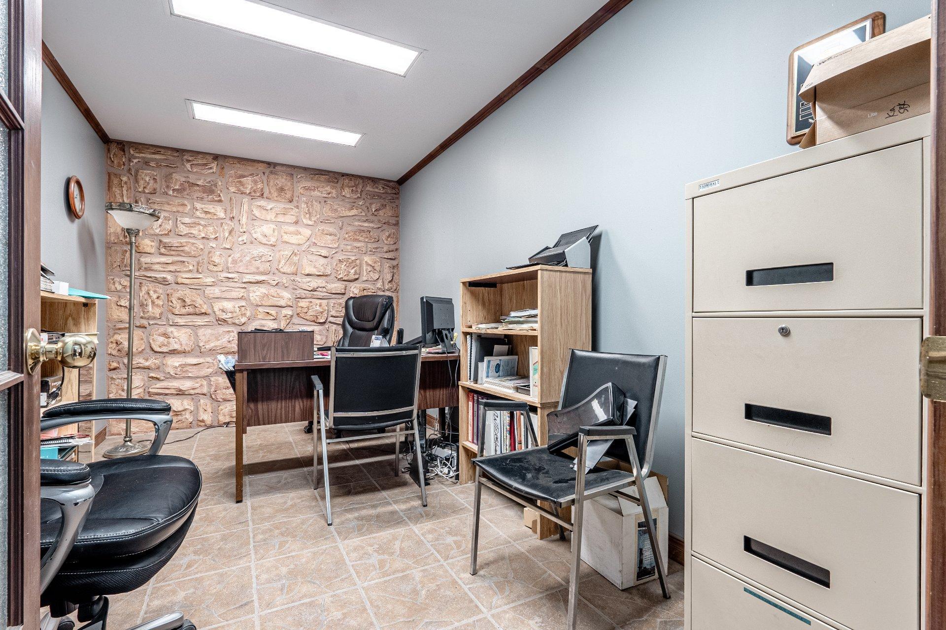 









774


Rue Cowie

,
Granby,




QC
J2G3Y1

