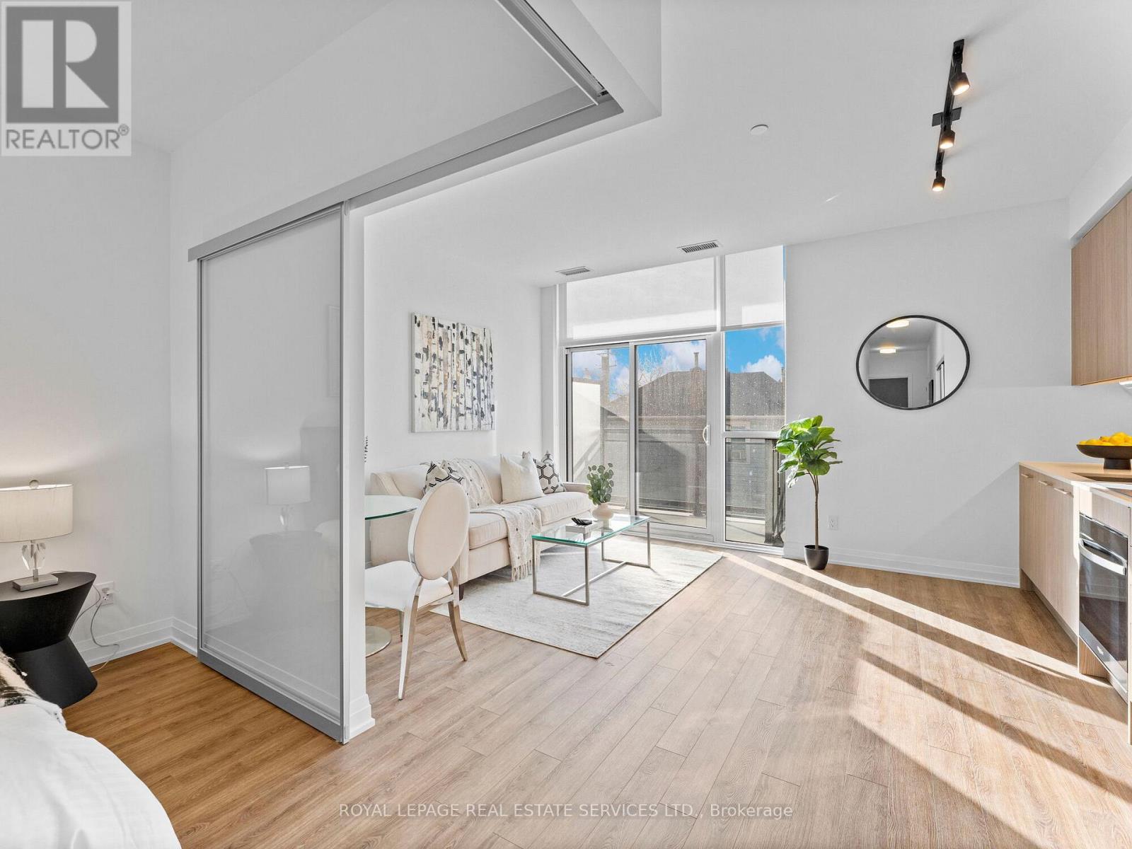 












215 - 286 MAIN STREET

,
Toronto,




Ontario
M4C4X5

