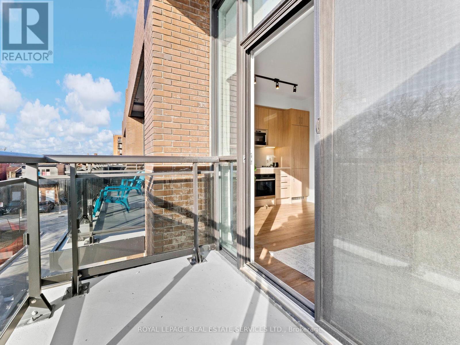












215 - 286 MAIN STREET

,
Toronto,




Ontario
M4C4X5

