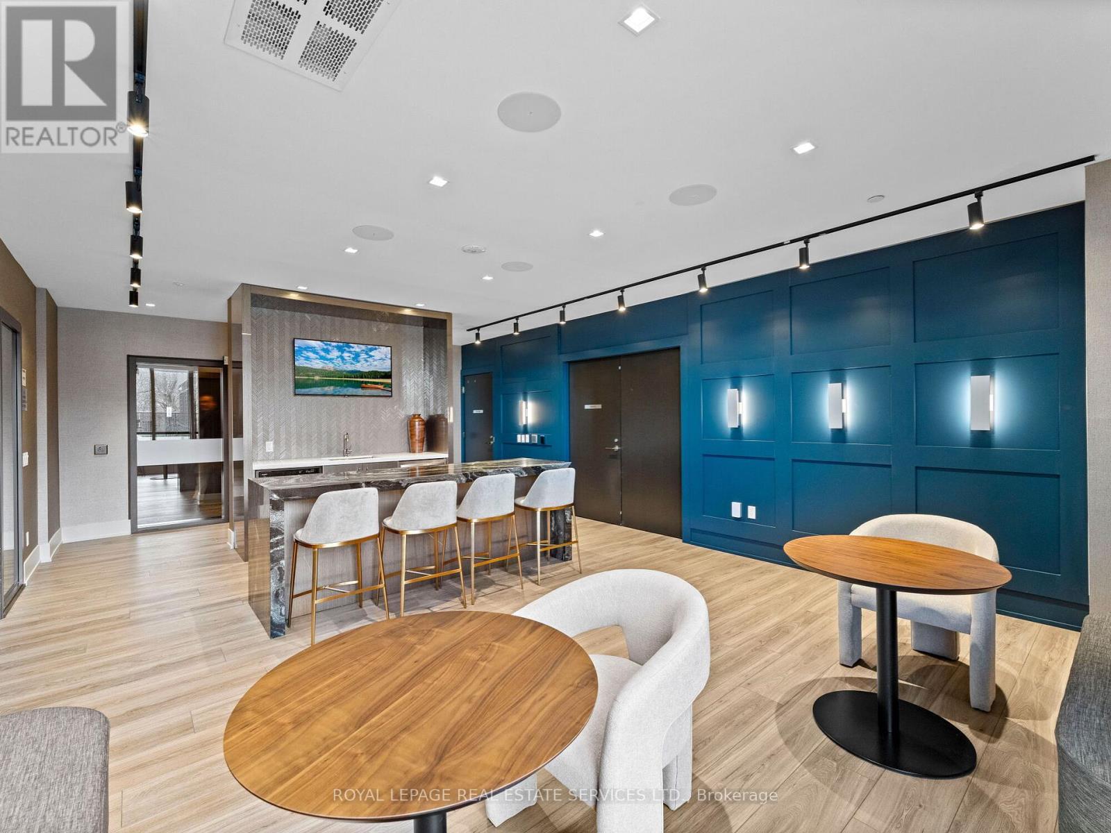 












215 - 286 MAIN STREET

,
Toronto,




Ontario
M4C4X5

