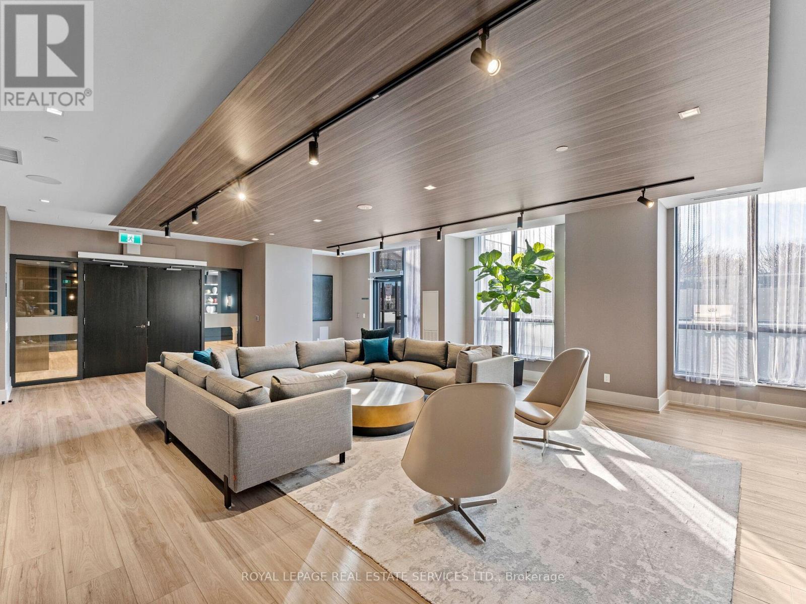 












215 - 286 MAIN STREET

,
Toronto,




Ontario
M4C4X5

