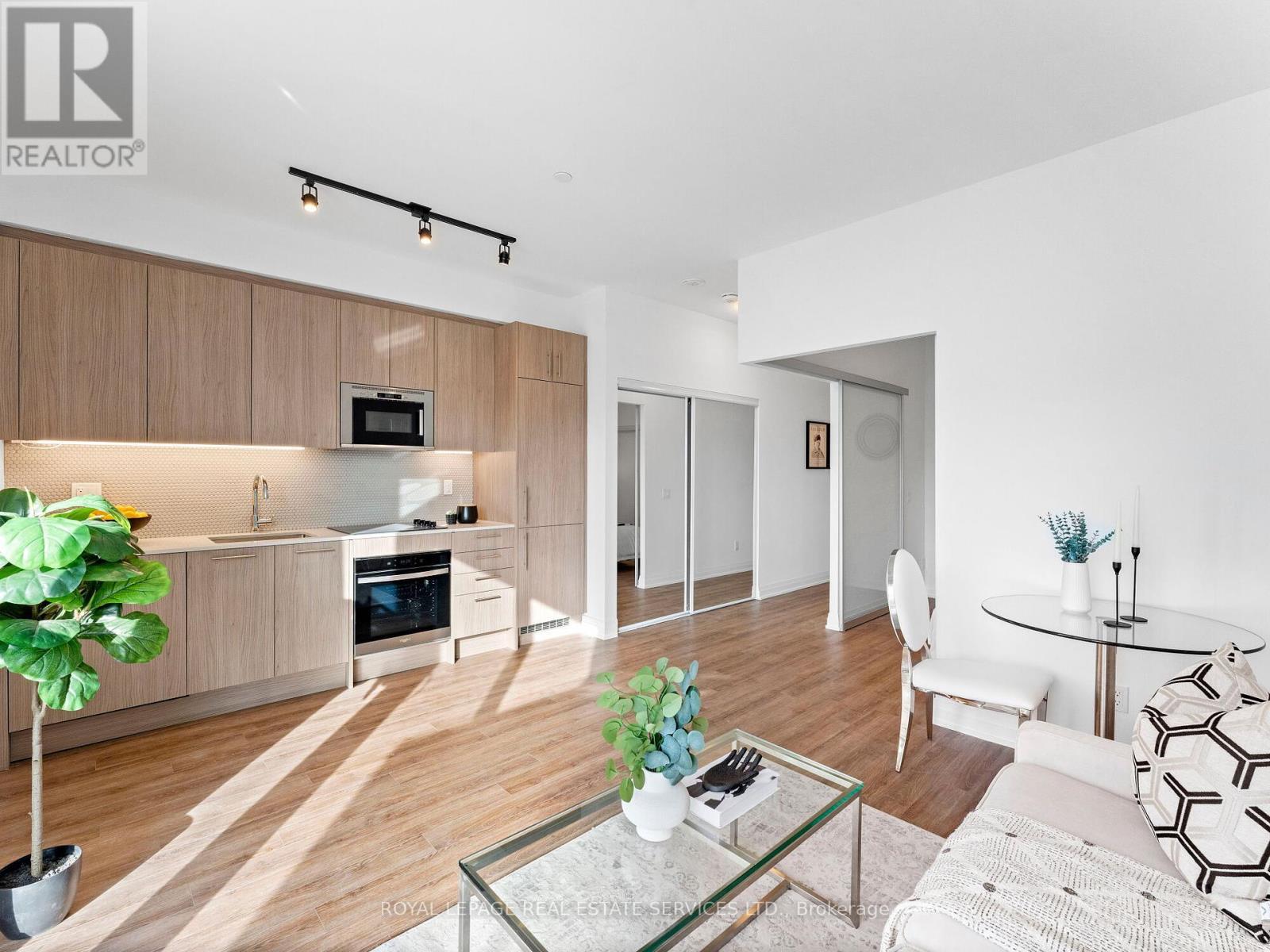 












215 - 286 MAIN STREET

,
Toronto,




Ontario
M4C4X5


