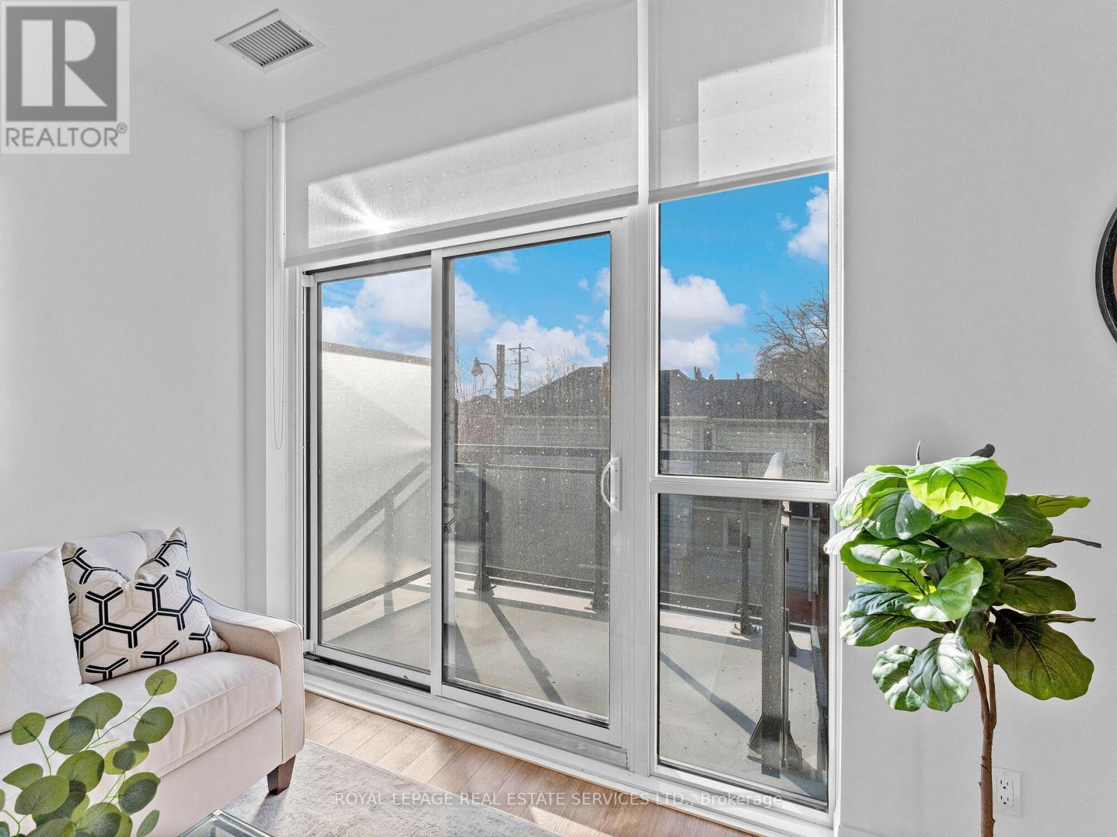 












215 - 286 MAIN STREET

,
Toronto,




Ontario
M4C4X5

