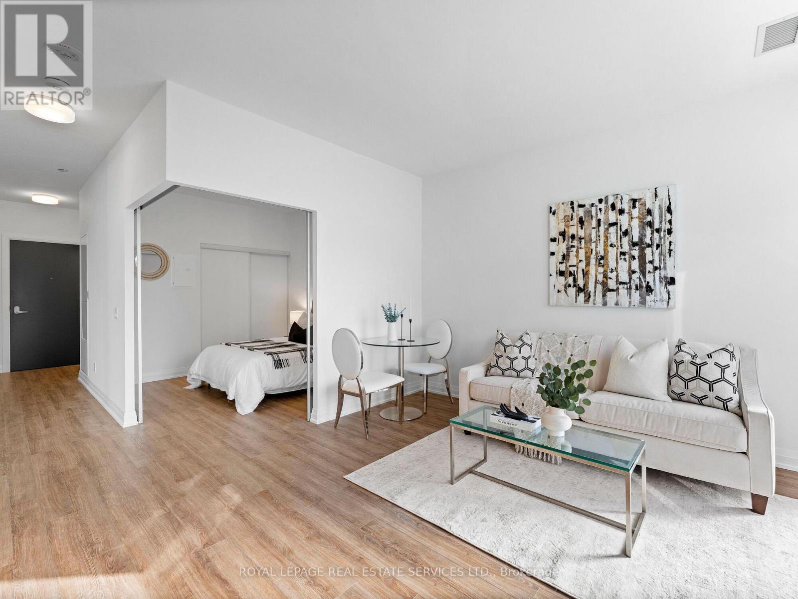 












215 - 286 MAIN STREET

,
Toronto,




Ontario
M4C4X5

