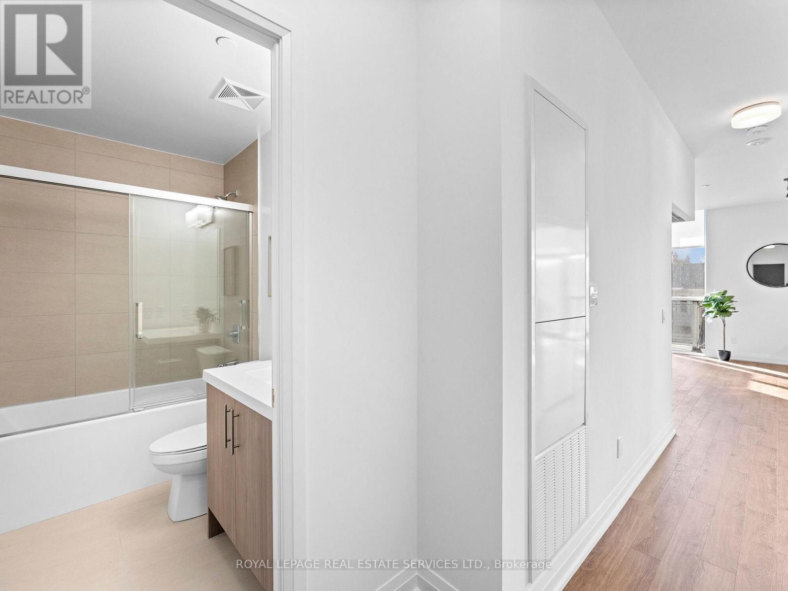 












215 - 286 MAIN STREET

,
Toronto,




Ontario
M4C4X5

