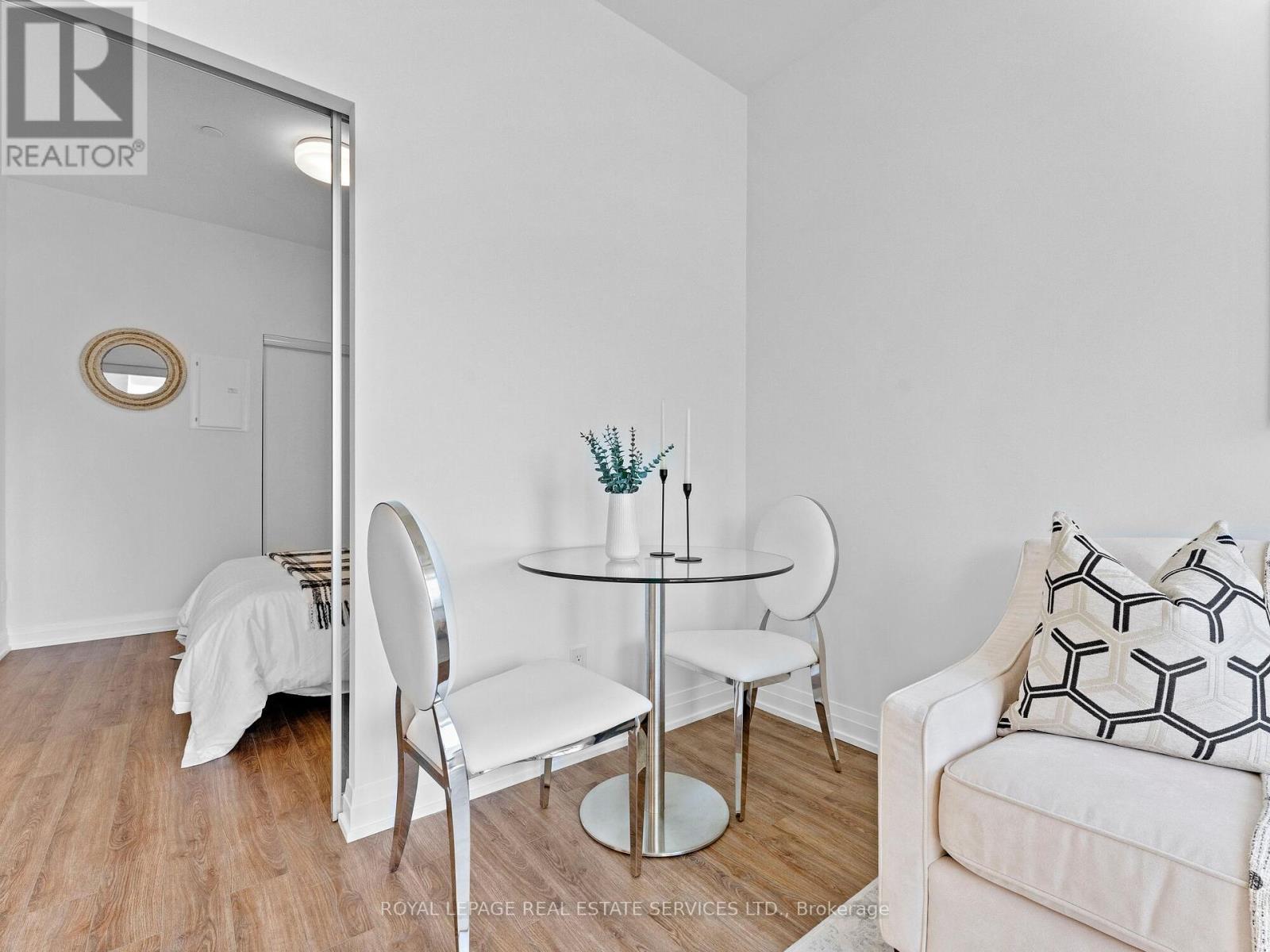 












215 - 286 MAIN STREET

,
Toronto,




Ontario
M4C4X5

