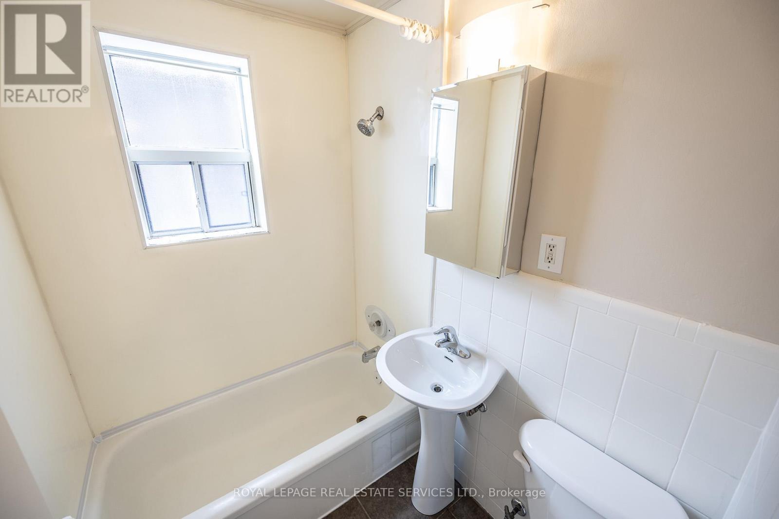 












1 - 12 CAYUGA AVENUE

,
Mississauga,




Ontario
L5G3S7


