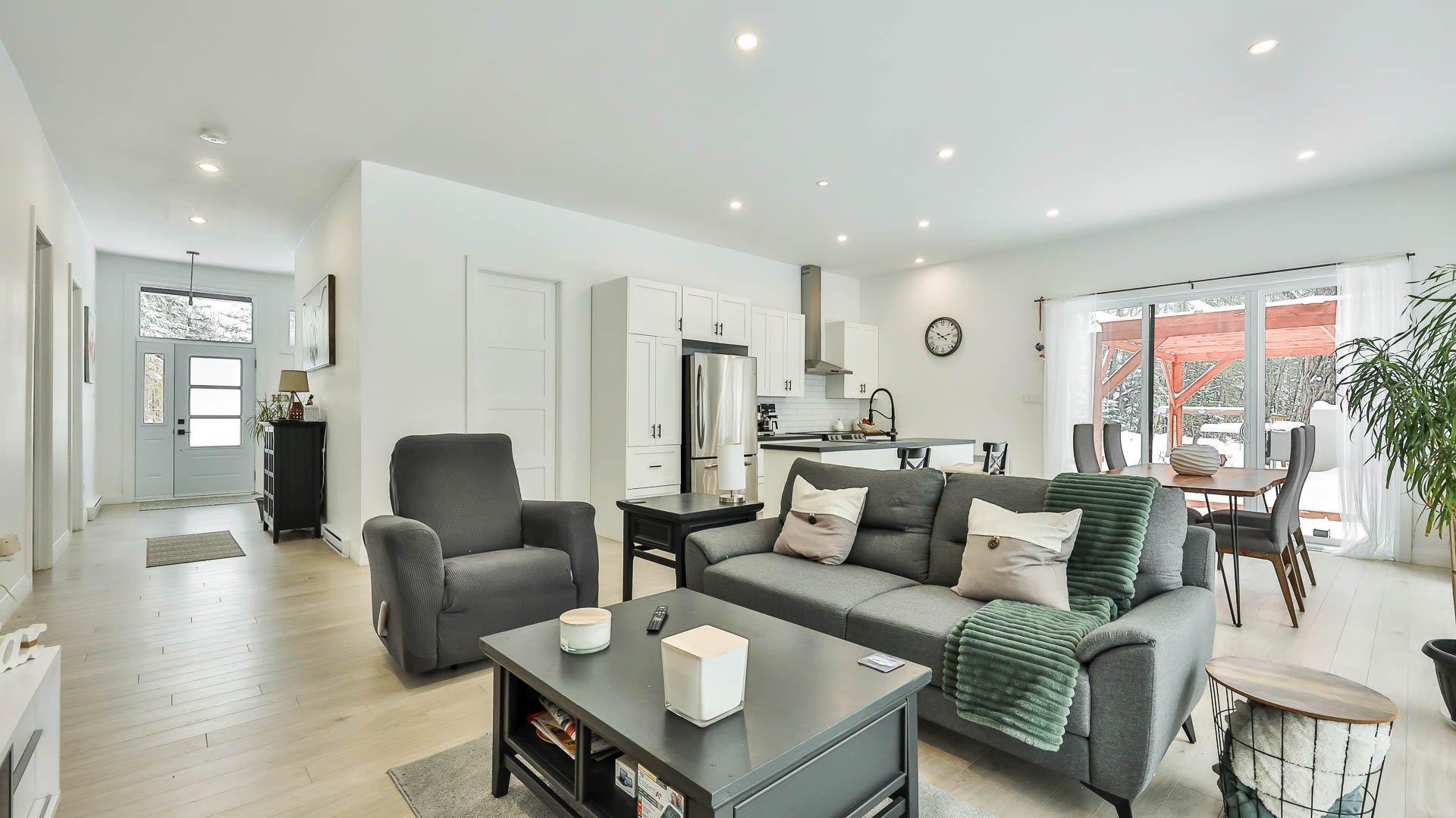 









14


Ch. de la Rive

,
L'Ange-Gardien,




QC
J8L0H6

