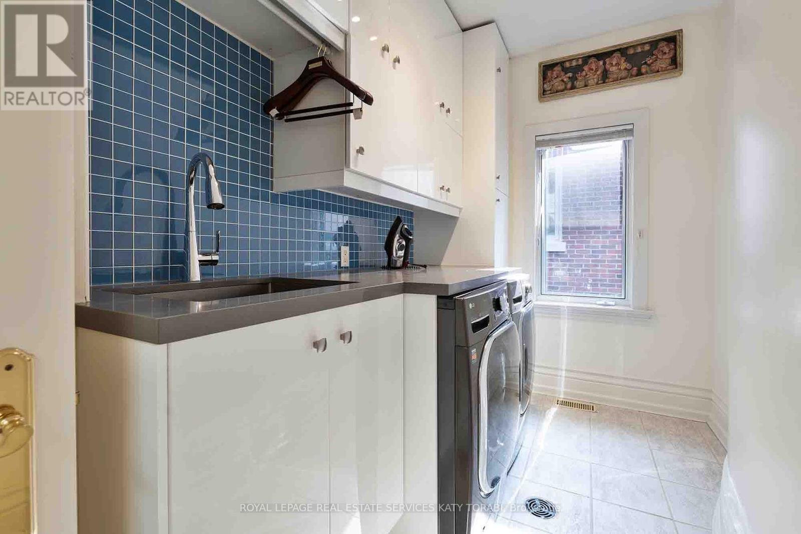 












135 BUCKINGHAM AVENUE

,
Toronto,




Ontario
M4N1R5

