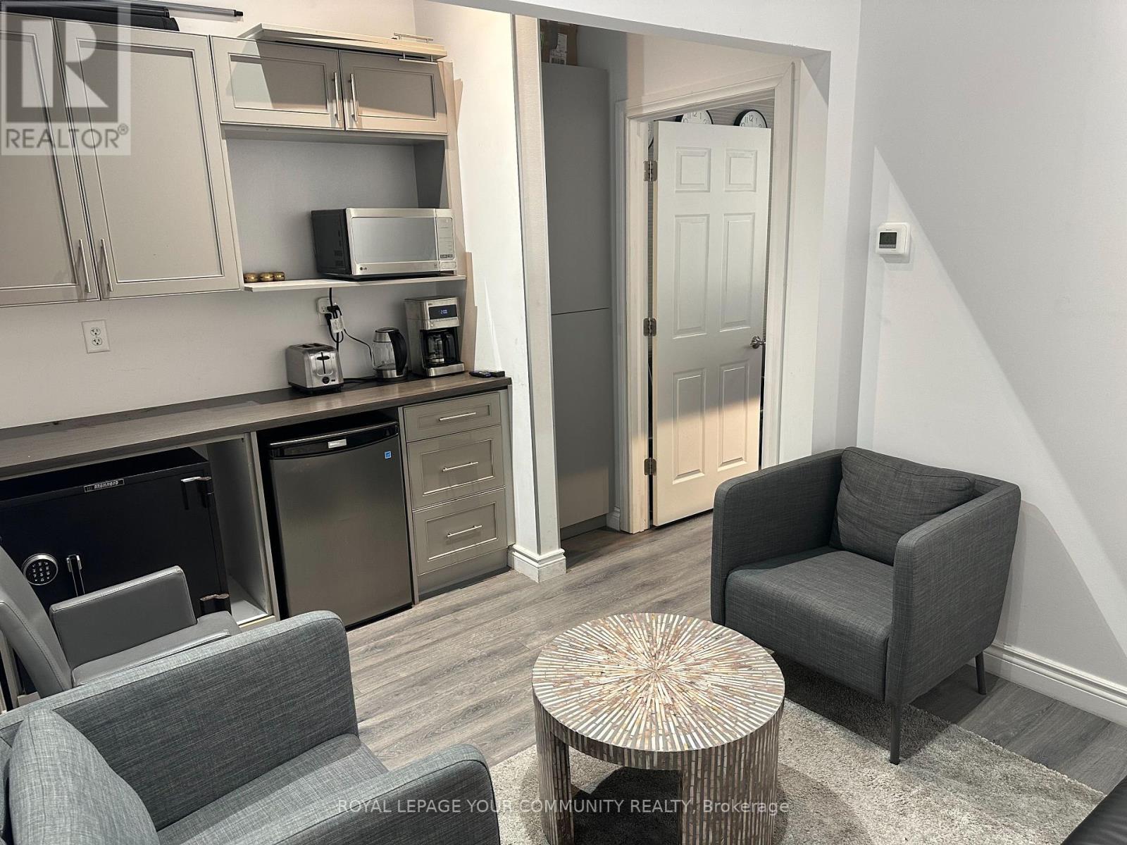 












18 - 7181 YONGE STREET

,
Markham,




Ontario
L3T0C7


