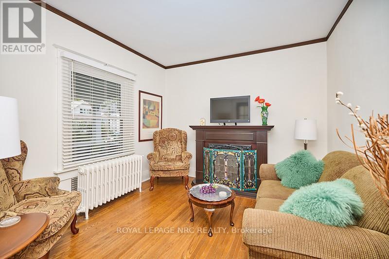 












54 HENRY STREET

,
St. Catharines (Downtown),




Ontario
L2R5T9

