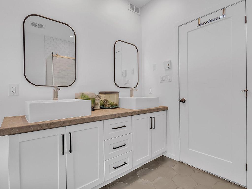 









468


Ch. Blackburn

,
Val-des-Monts,




QC
J8N6E1

