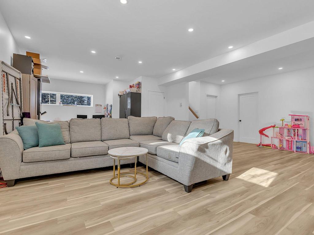 









468


Ch. Blackburn

,
Val-des-Monts,




QC
J8N6E1

