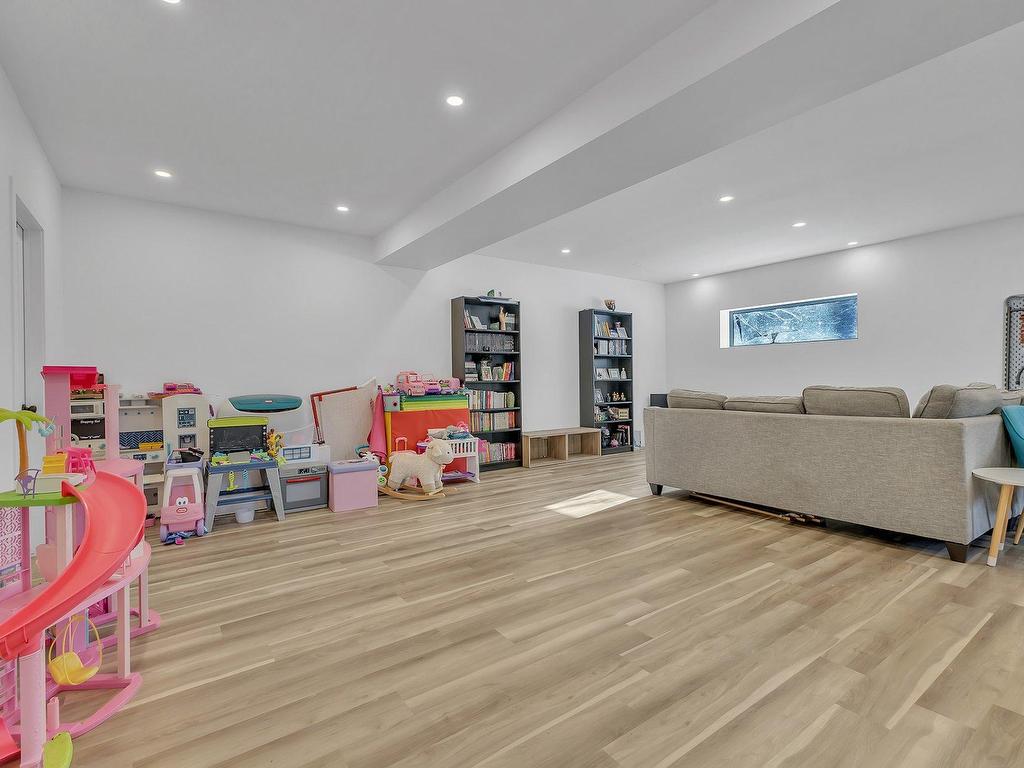 









468


Ch. Blackburn

,
Val-des-Monts,




QC
J8N6E1

