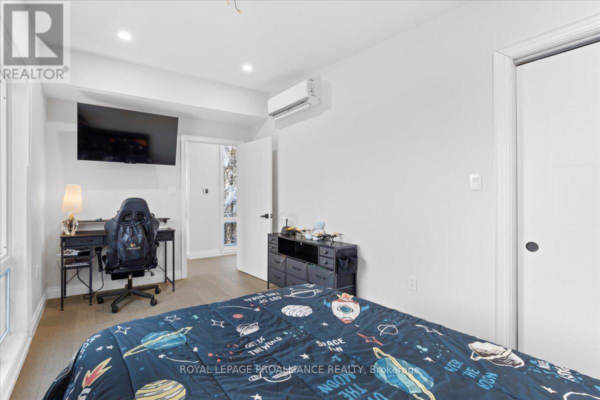 












23 SIDNEY SHORE LANE

,
Prince Edward County (Sophiasburgh),




Ontario
K0K2T0

