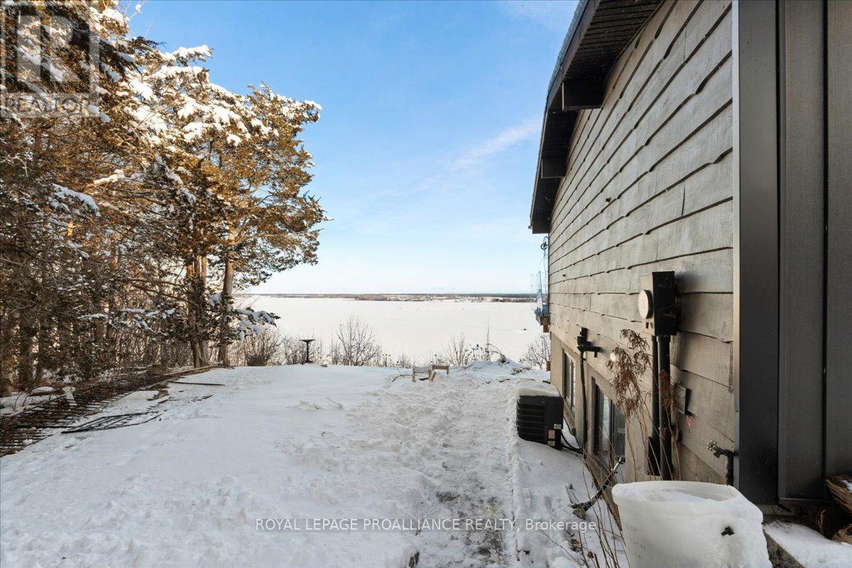 












23 SIDNEY SHORE LANE

,
Prince Edward County (Sophiasburgh),




Ontario
K0K2T0

