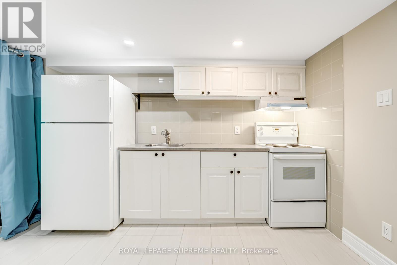 












BSMT - 98 BLACKTHORN AVENUE

,
Toronto,




Ontario
M6N3H6

