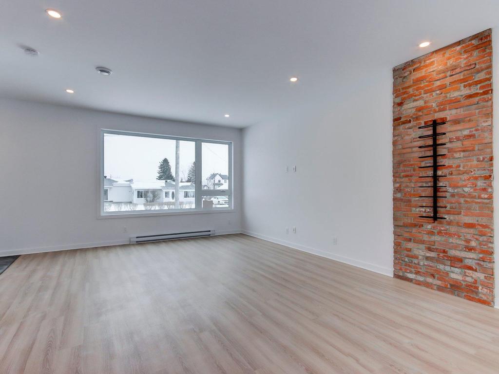 









170


21e Avenue

,
Sainte-Anne-de-Sabrevois,




QC
J0J2G0

