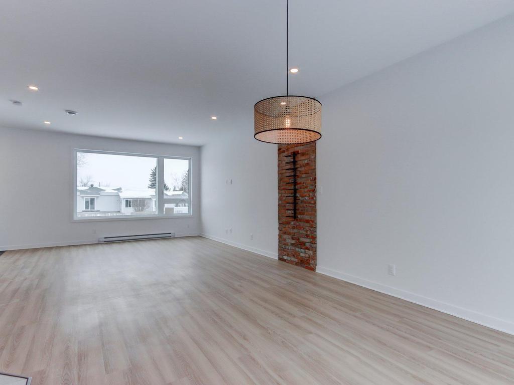 









170


21e Avenue

,
Sainte-Anne-de-Sabrevois,




QC
J0J2G0

