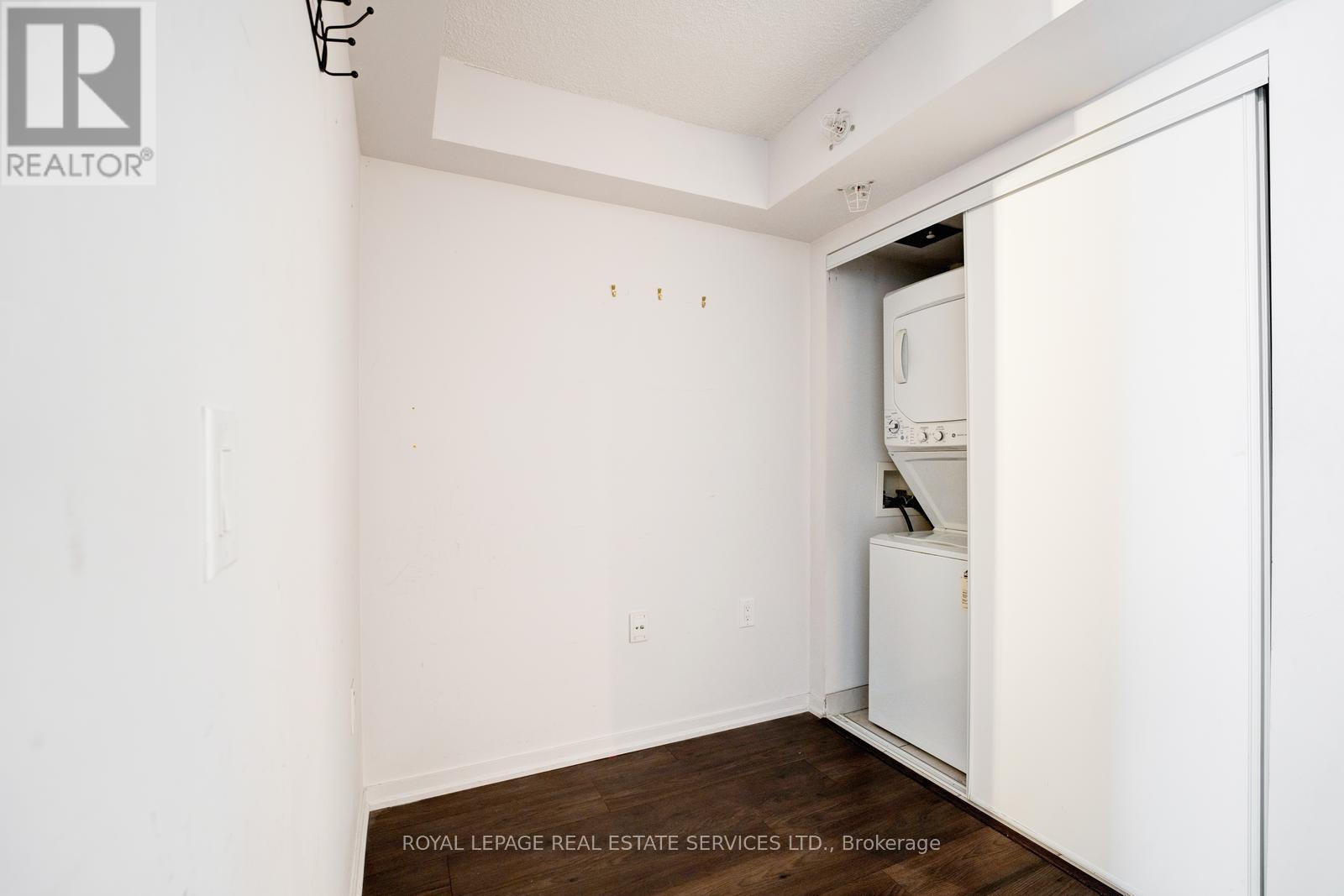 












1003E - 36 LISGAR STREET

,
Toronto,




Ontario
M6J3G2

