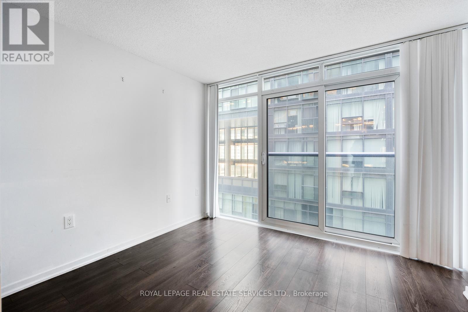 












1003E - 36 LISGAR STREET

,
Toronto,




Ontario
M6J3G2

