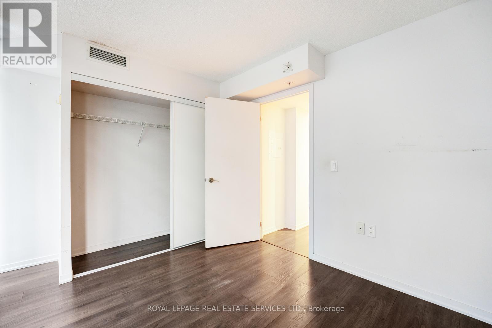 












1003E - 36 LISGAR STREET

,
Toronto,




Ontario
M6J3G2

