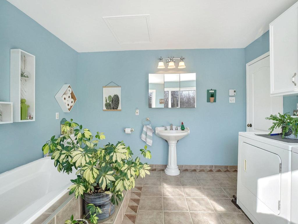 









1017


Rue Loiselle

,
Saint-Jérôme,




QC
J5L1X4

