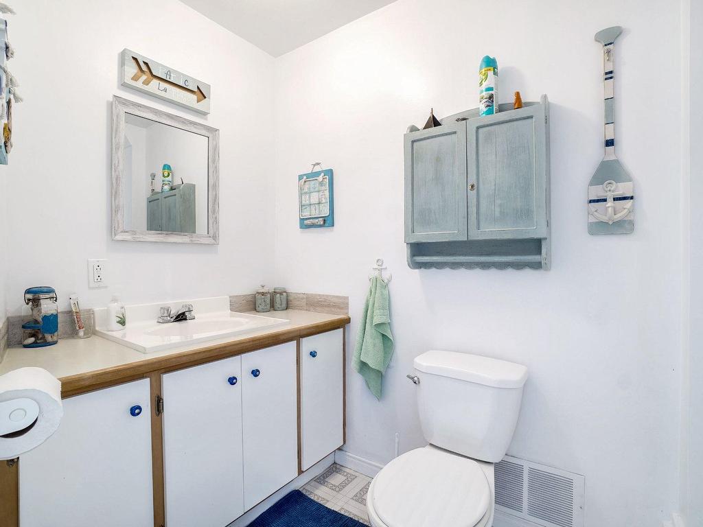 









1017


Rue Loiselle

,
Saint-Jérôme,




QC
J5L1X4

